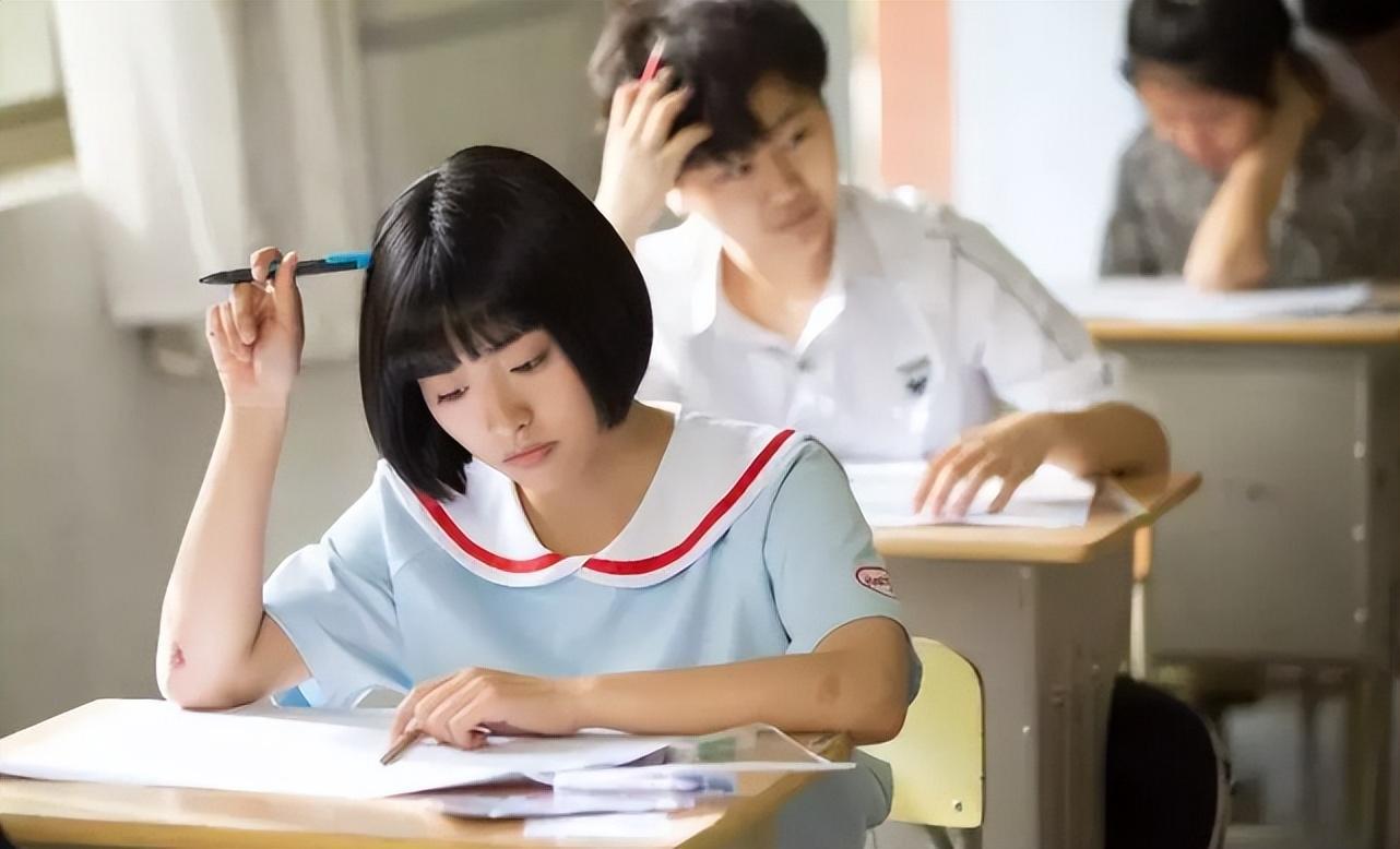 父母查看孩子手机新闻父母翻看孩子手机是否犯法