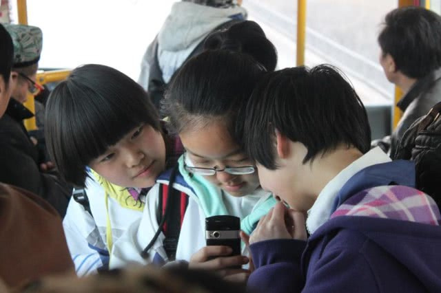 老师收学生手机新闻老师收学生手机违法吗-第2张图片-太平洋在线下载